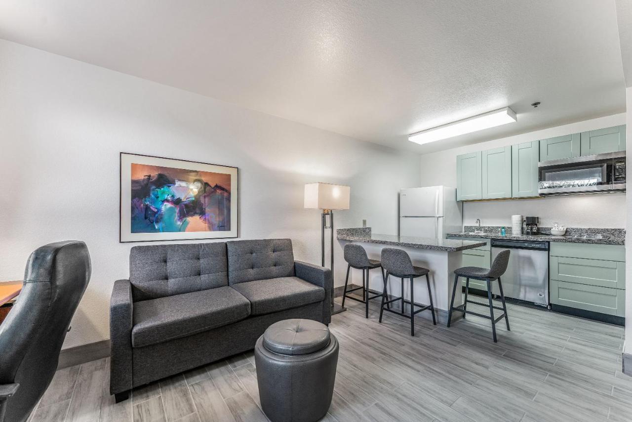 Perfect Location 1 Bedroom Apartment *