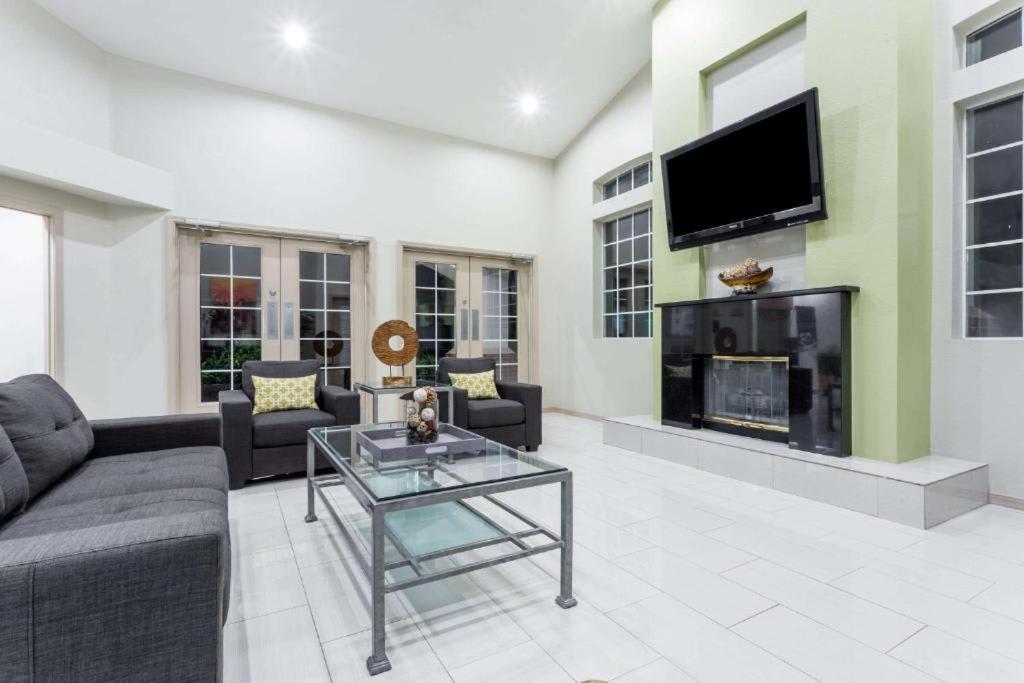 Perfect Location 1 Bedroom Apartment *