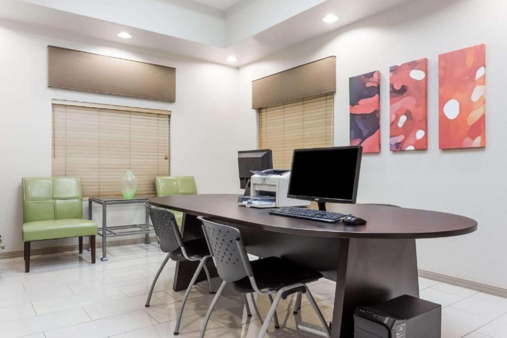 Perfect Location 1 Bedroom Apartment