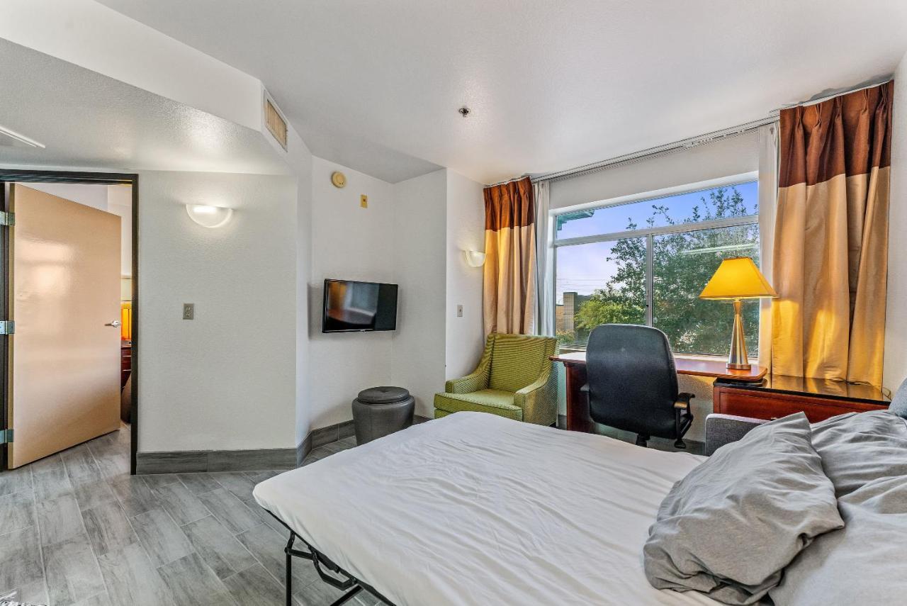 Perfect Location 1 Bedroom Apartment *